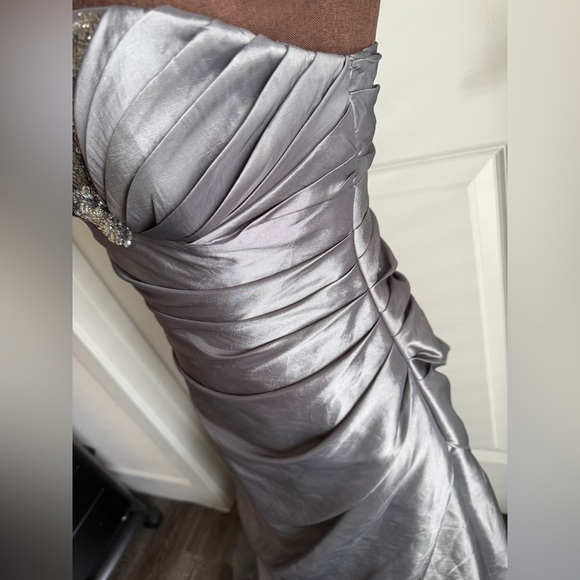 Elegant Silver Evening Gown Size 5 Juniors - Picture 5 of 5